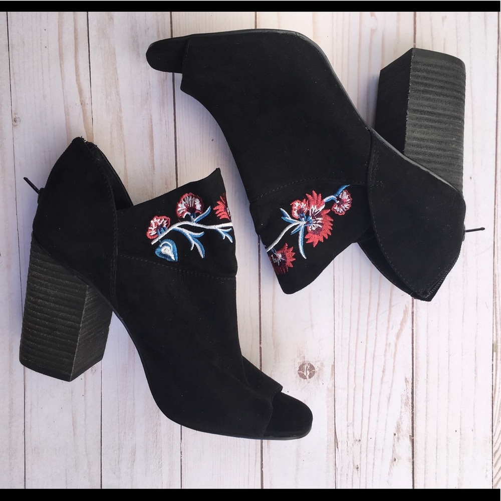 NWOT Flower embellished bootie size 9